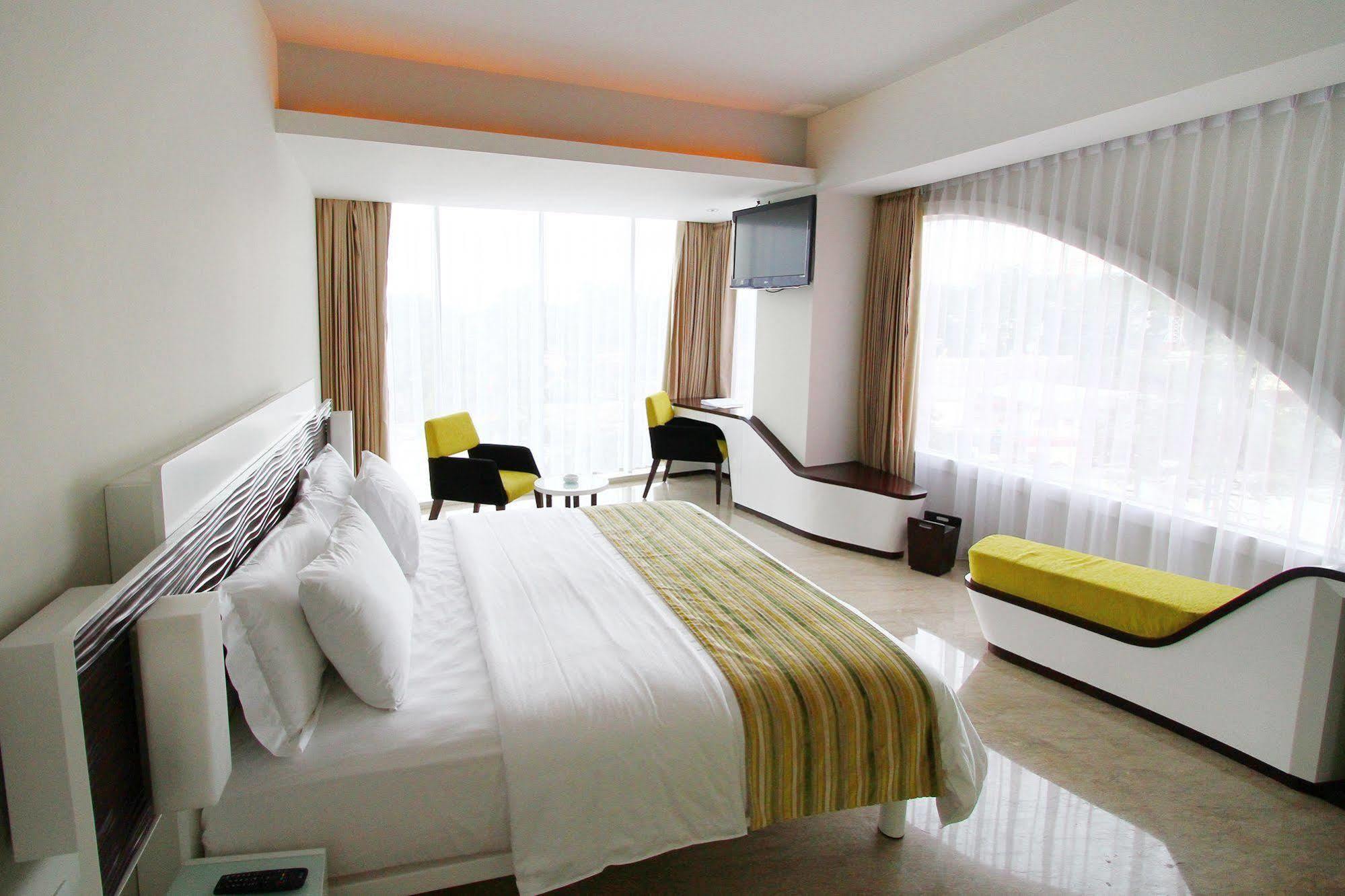 Sensa Hotel Bandung Buitenkant foto